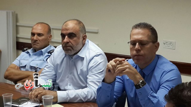  فيديو: وزير الأمن الداخلي جلعاد اردان  في زيارة لبلدية ام الفحم والاهالي  أنت عنصري ويدك ملطخة بالدماء  